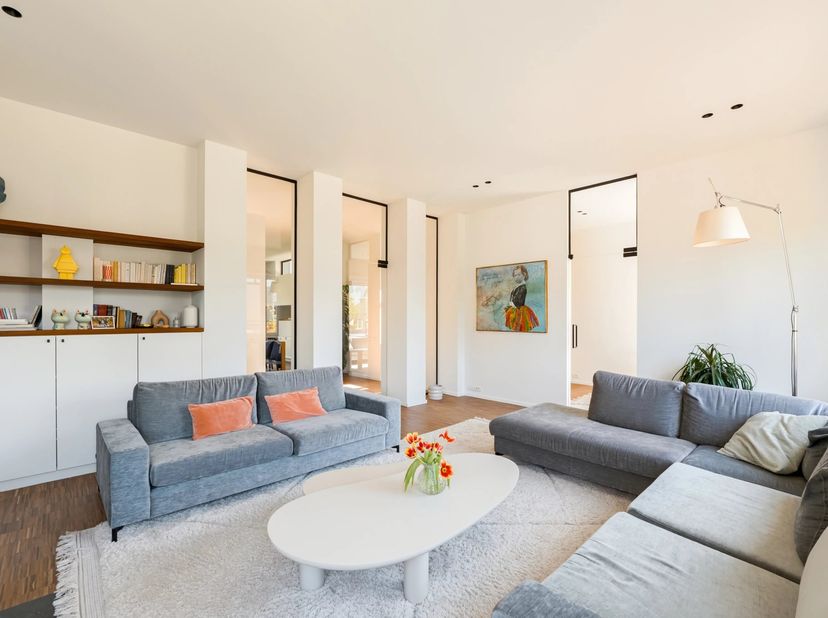 Fort Jaco, vlakbij winkels, scholen en openbaar vervoer, zal deze prachtige modernistische villa van ± 310 m² bruto u aanspreken door zijn architectuu