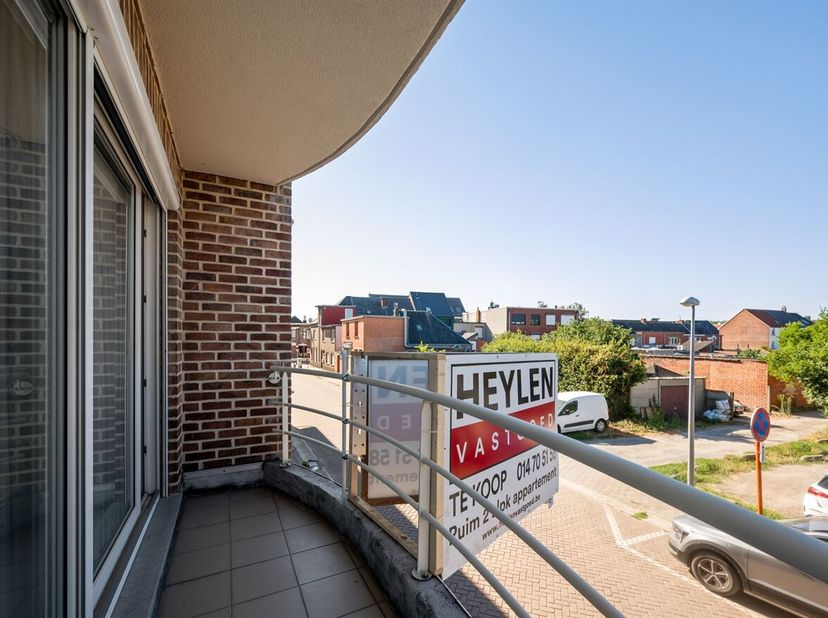 Ruim en energiezuinig appartement met 2 slpk en garage in het centrum van Herentals!<br />
Het appartement dateert uit 1998 en werd steeds uitstekend