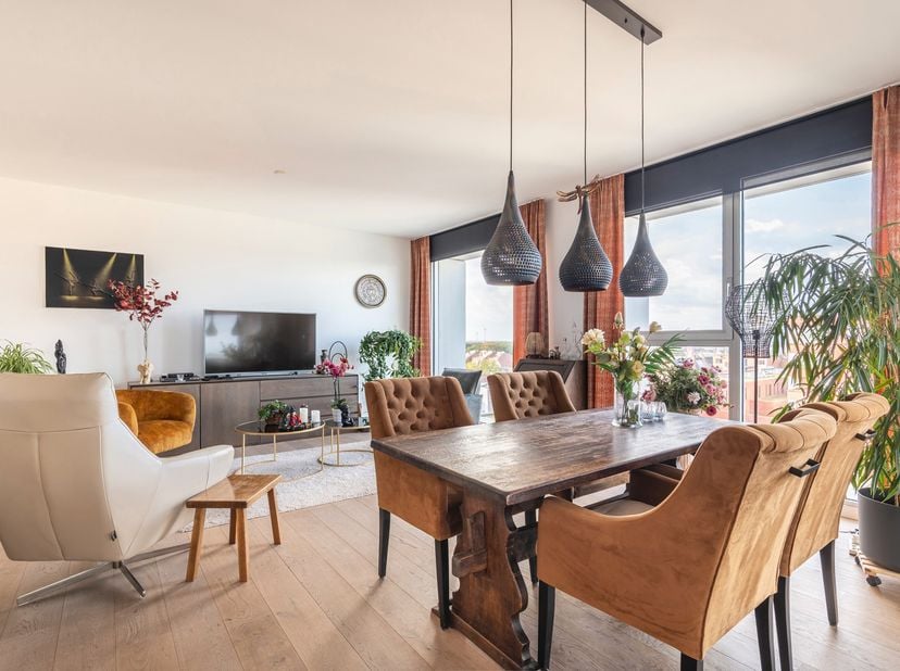 Huurprijs: 1.150 EUR per maand<br />
+ 100 EUR per maand voor ondergrondse autostaanplaats en berging<br />
+ 175 EUR per maand gemeenschappelijke kos