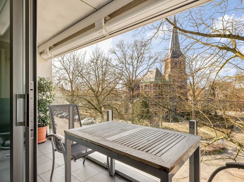 Dit lichtrijke en instapklare appartement combineert comfort, ruimte en een warme uitstraling op een uitstekende ligging.<br />
Indeling: <br />
- Ink