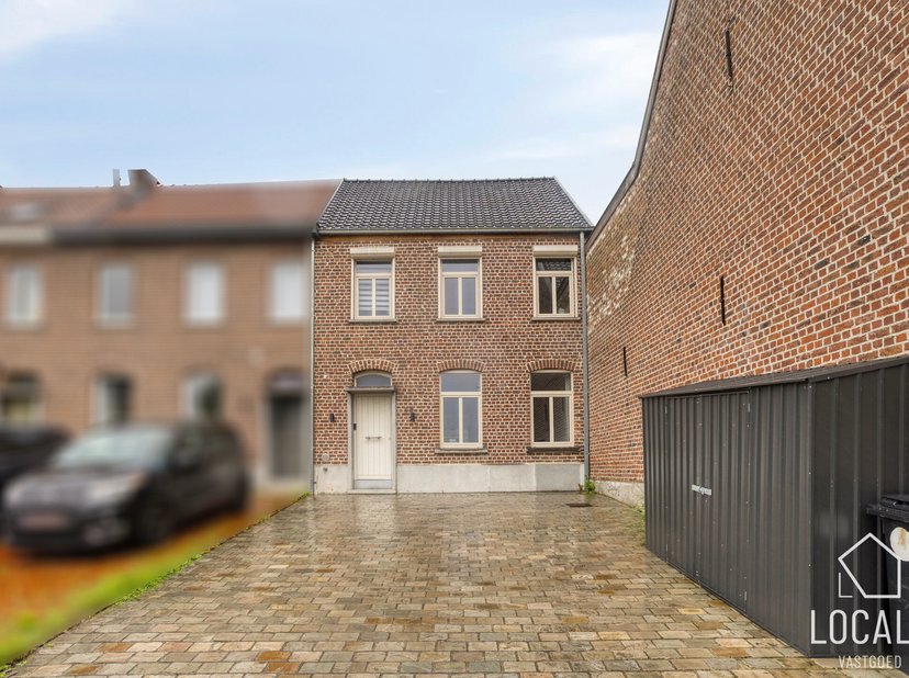 Bent u op zoek naar een instapklare woning in Denderhoutem? Gevonden!<br />
<br />
Deze volledig gerenoveerde woning biedt comfort en energiezuinighei