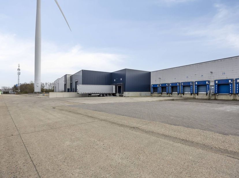 Ce centre de distribution récent est situé à Dilsen-Stokkem, stratégiquement situé entre l'E314 et la frontière néerlandaise, avec une combinaison d'e