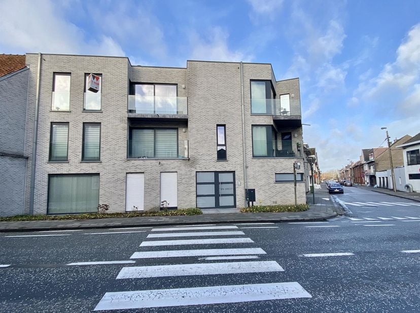 Prachtig instapklaar appartement te huur in het centrum van Terjoden (Erembodegem)! Dit appartement bevindt zich op de eerste verdieping in een gebouw