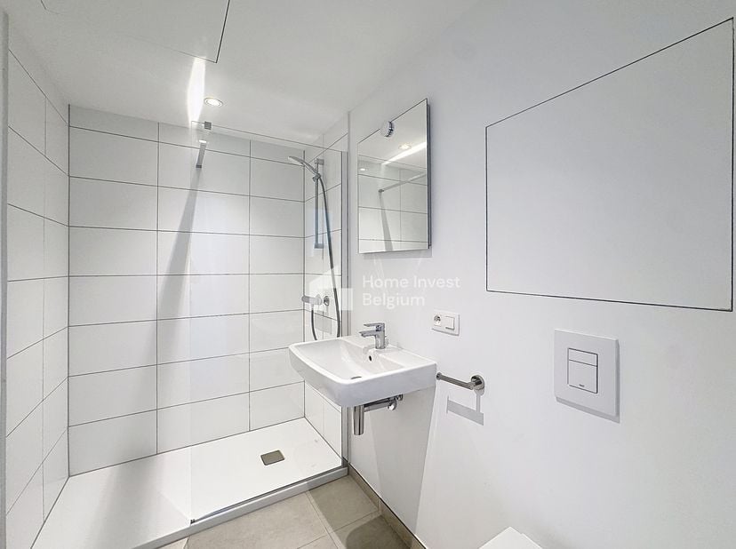 Prachtige studio in een gerenoveerd gebouw. De indeling is als volgt: hal, woonkamer, ingerichte keuken, 1 doucheruimte. Voorziening voor gemeenschapp