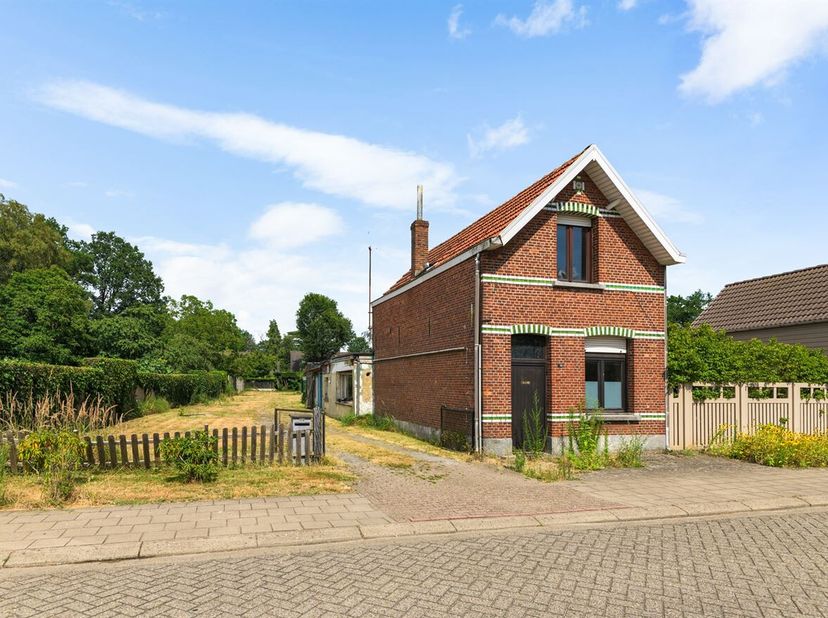Totaal renovatieproject met veel potentieel - Bergsebaan 72 te Brecht. <br />
Op wandelafstand van het centrum van Sint-Job-in-t-Goor bevindt zich dez