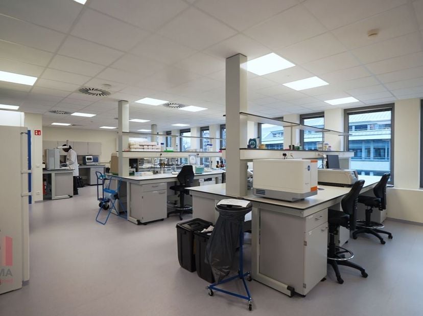Instapklare kantoren van 613 m² met 440 m² laboruimte te huur, ideaal voor onderzoeks- en biotechactiviteiten. De laboruimtes beschikken over een verg