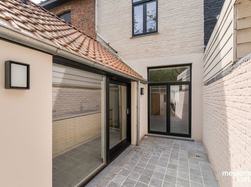 Au cœur du centre historique de Bruges, découvrez cette charmante maison de ville jumelée, prête à être habitée, ayant bénéficié en 2022 d'une rénovat