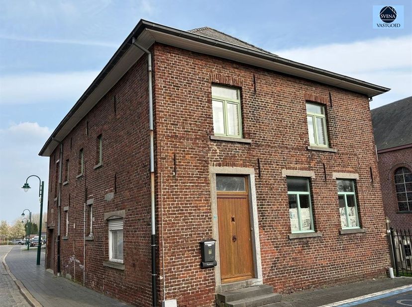 !!!VENDU!!!<br />
MAISON À RÉNOVER OFFRANT DE NOMBREUSES POSSIBILITÉS.<br />
Prix indicatif : 175 000 euros<br />
<br />
Cette maison partiellement ré