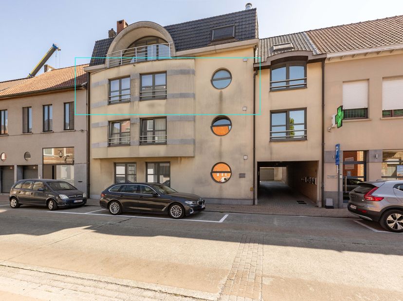 Gelegen in Residentie Delvaux, een kleinschalig en verzorgd appartementsgebouw, bevindt zich dit ruime instapklare appartement op de tweede verdieping