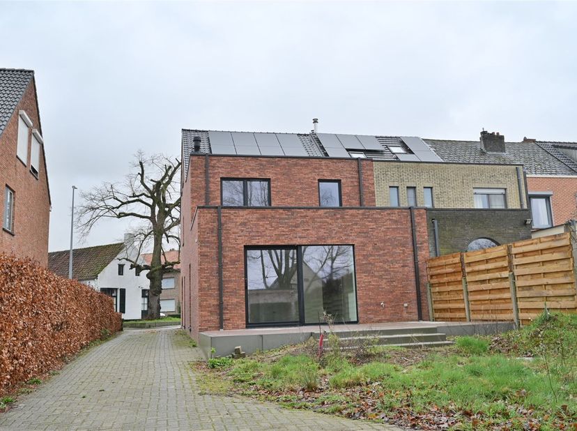 Op zoek naar een centraal gelegen woning waar rust, comfort en bereikbaarheid hand in hand gaan? Deze prachtige nieuwbouwwoning bevindt zich op een gu