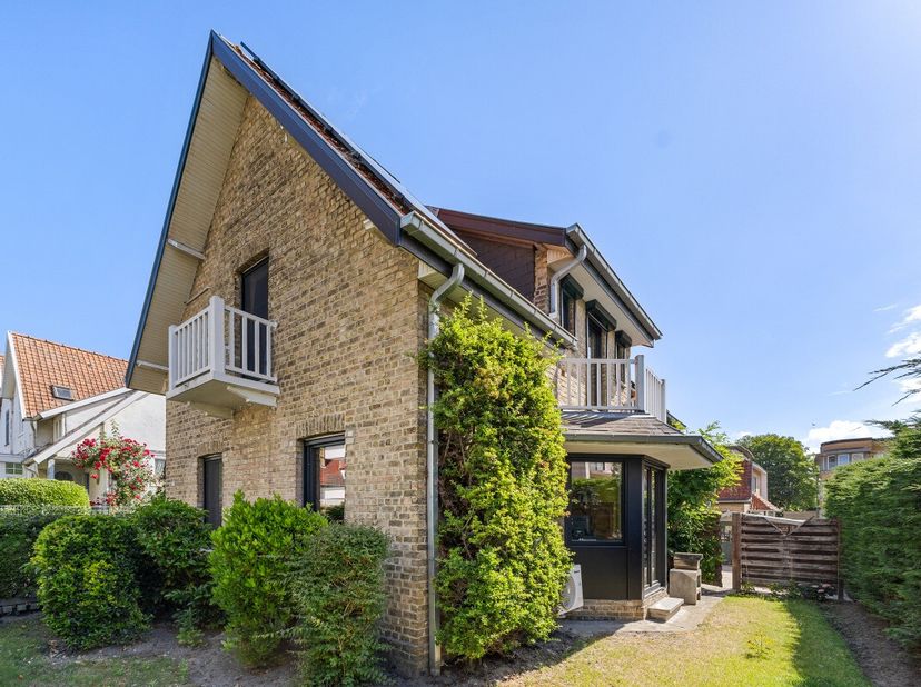De Panne: Villa met garage, oprit en 4 slaapkamers te koop! Deze gemoderniseerde villa is ideaal gelegen in het centrum van De Panne, in alle rust, op