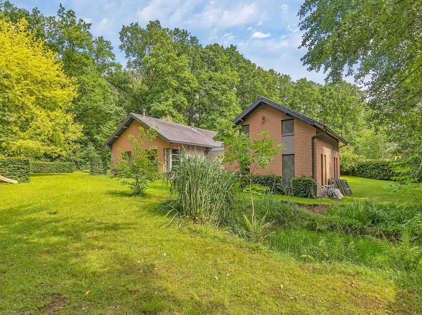 Située dans un cadre exclusif et particulièrement calme à Heikruis, cette maison unique et prête à emménager se trouve sur un magnifique terrain de pa
