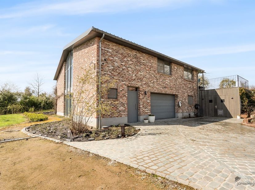 Op een uitzonderlijk mooie locatie, aan de rand van het natuurgebied Troostembergbos, bevindt zich deze prachtige landelijk-moderne villa in nieuwstaa
