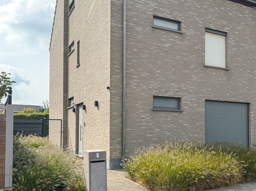 Rustig wonen met alles binnen handbereik — in Mazenzele vind je dat evenwicht. Deze moderne halfopen woning uit 2012 ligt op 500m van het Kravaalbos,
