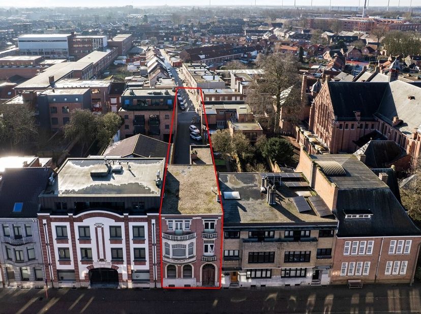 Projecteigendom met sterke ontwikkelingsmogelijkheden op topligging<br />
Op een absolute toplocatie in Turnhout bevindt zich dit uitzonderlijke eigen