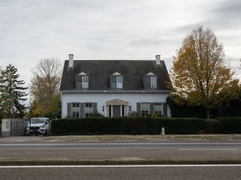 WONING MET ZWEMBAD EN ZONNEPANELEN<br />
<br />
Woning met zwembad en zonnepanelen.