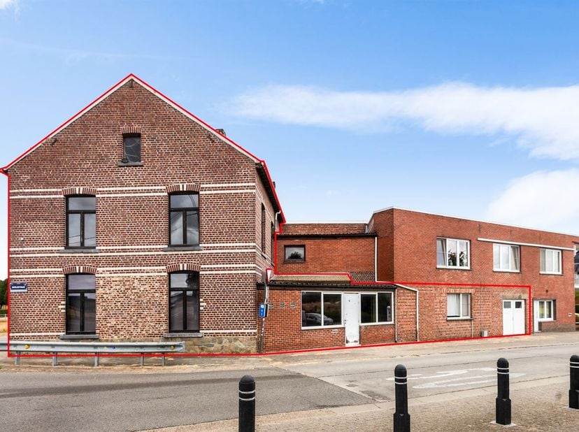 Voormalig geliefd café met woonst op een uitstekende locatie uniek renovatieproject<br />
Bent u op zoek naar een eigendom boordevol mogelijkheden? Da
