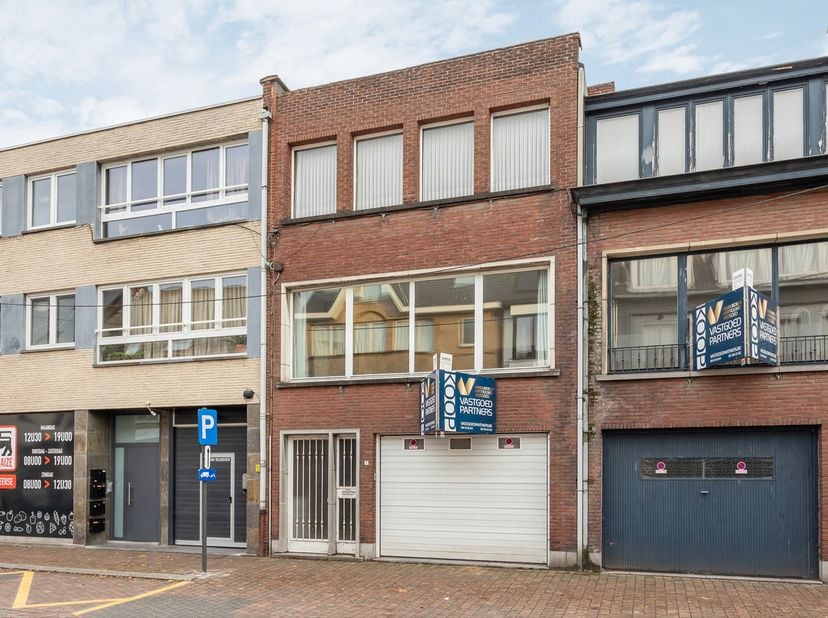 In het centrum van Beerse, op wandelafstand van winkels en met een vlotte bereikbaarheid, bevindt zich deze gesloten bel-etage die een comfortabel woo
