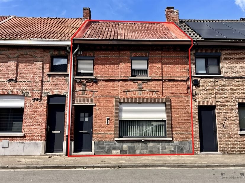 Dit eigendom in Hamme biedt een interessante opportuniteit voor investeerders of kopers met renovatieplannen. <br />
Het pand is opgetrokken in solide