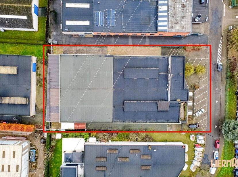Industrieel pand te koop in Aalst, gelegen in het bedrijventerrein "Wijngaardveld" (RUP Dender-Noord).<br />
Dit ruime bedrijfsgebouw biedt tal van mo