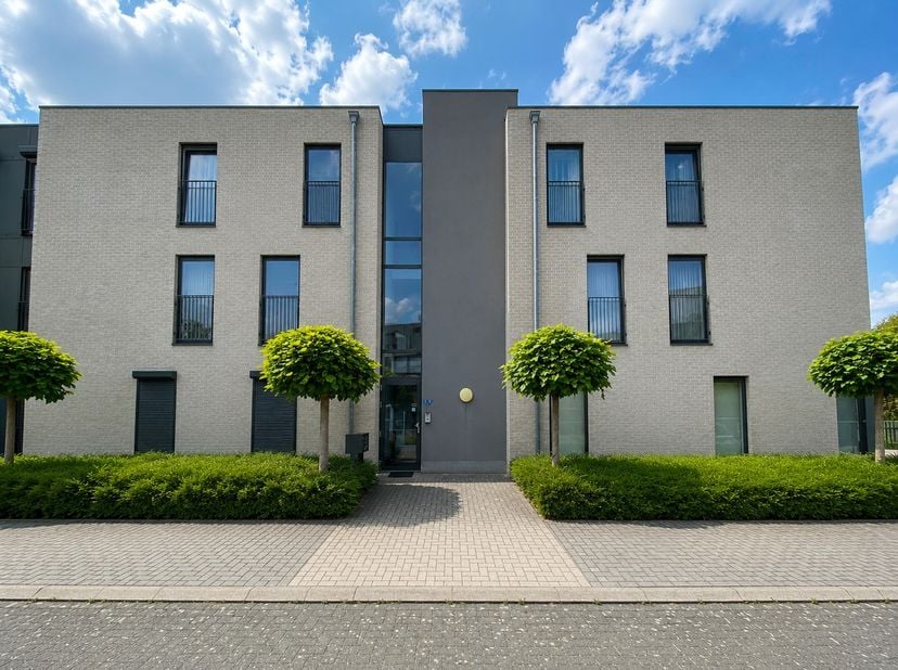 Ontdek dit ruime en instapklare appartement aan de Wayenbergstraat te Maasmechelen, waar comfort, ruimte en een moderne afwerking perfect samenkomen.
