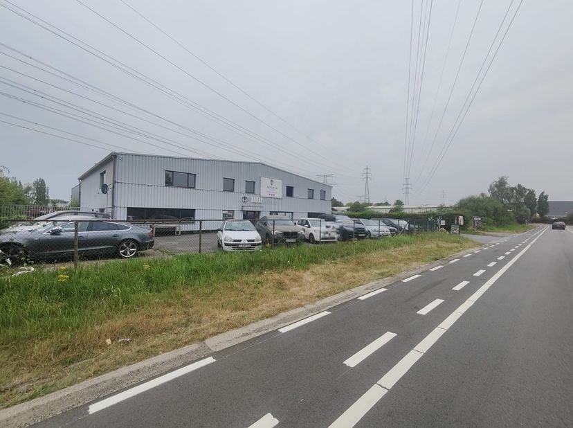 Vous recherchez un espace professionnel idéalement situé à Temse ? Cet entrepôt fonctionnel avec bureaux constitue une excellente base pour le stockag