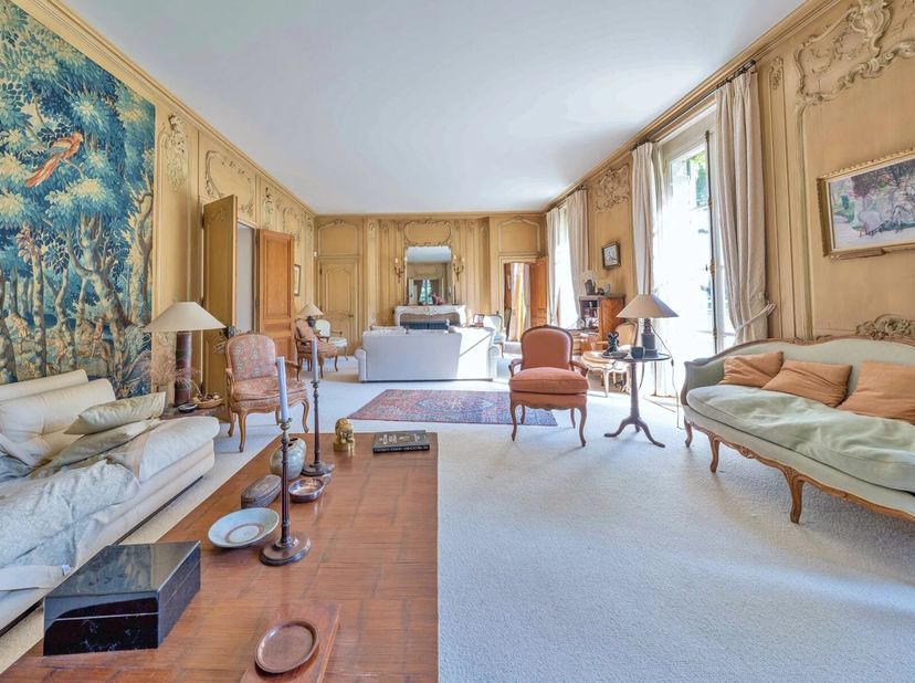 Uitzonderlijke villa, gebouwd in 1959 naar een ontwerp van de architecten Polak, gelegen in één van de meest prestigieuze wijken van de hoofdstad en o