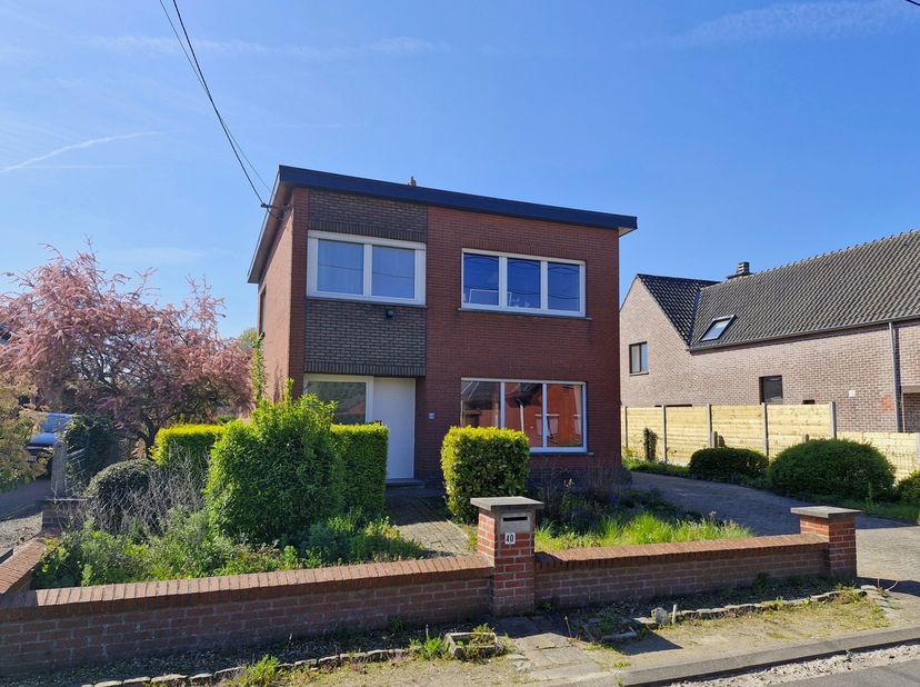 Nabij het centrum van Haacht, in een rustige straat, vind je deze te renoveren woning op een mooi zuidgericht, rechthoekig perceel van 10 are. De woni