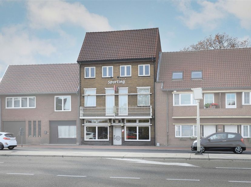 Bijzonder ruim handelspand met woonst - centrale locatie<br />
<br />
Gelegen te Grote Baan 391 vinden we dit centraal gelegen handelspand met woons
