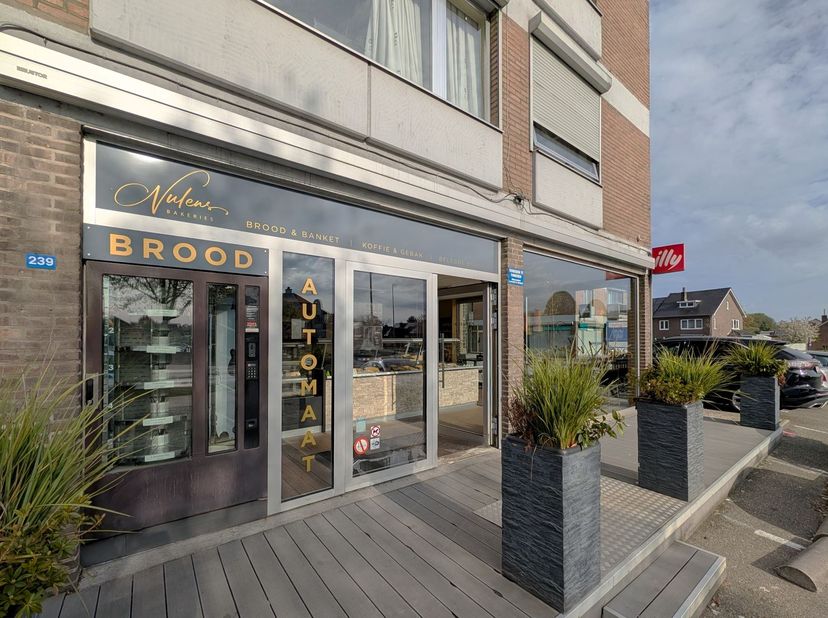 Handelspand te koop op topligging in Rekem (Lanaken)<br />
<br />
Op een zeer gunstige locatie in Rekem bevindt zich dit handelspand met een bruto o