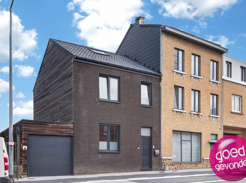 GEZINSWONING met 4 tot 5 SLAAPKAMERS, ruime TUIN, handige GARAGE en 3 ZONNIGE TERRASSEN, centraal gelegen.<br />
Verrassend ruime woning, gelegen in d