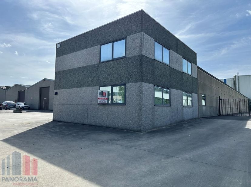 Deze kantoorruimte van 147 m², gelegen aan de Rue de la Royenne 88 in 7700 Moeskroen, biedt een praktische indeling en is geschikt voor zelfstandigen,