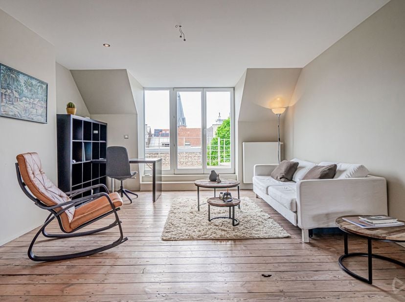 Tél : 0456 87 27 16 / E-mail : juliana.t@weinvest.be<br />
We Invest vous propose en exclusivité ce magnifique duplex de 108m² situé proche de la Plac