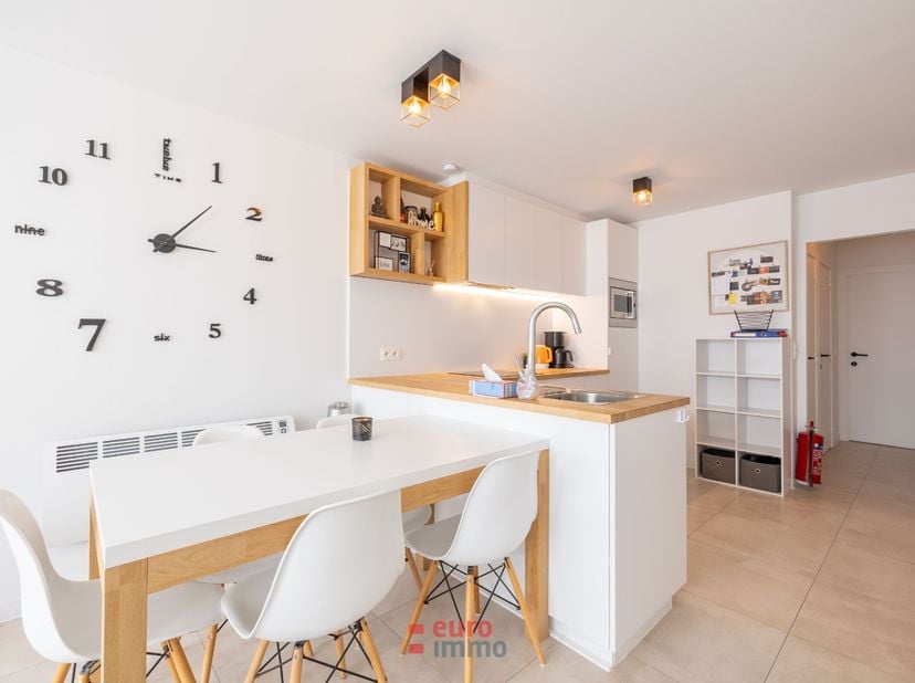 Op zoek naar een instapklaar appartement, centraal gelegen én met alle troeven om er meteen van te genieten? Dan is dit een voltreffer! Dit appartemen