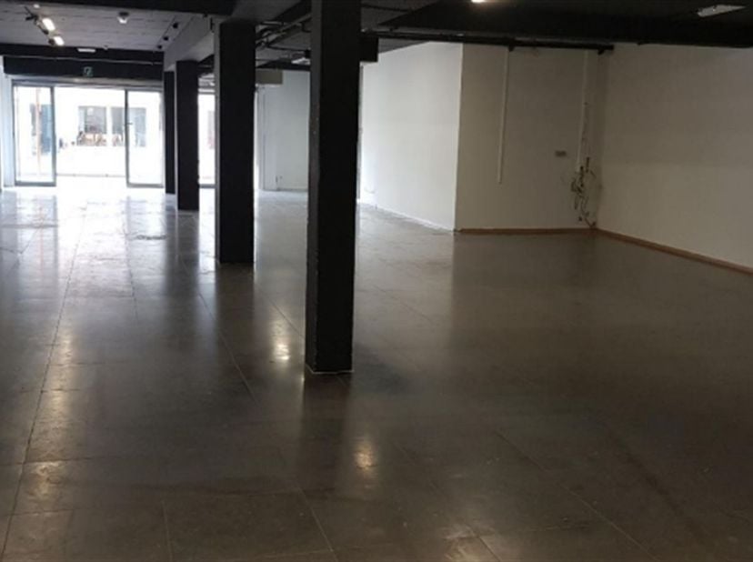 Handelsgelijkvloers van 265 m² op centrale locatie<br />
<br />
Ligging<br />
Dit handelsgelijkvloers is gelegen aan Mudakkers 7, in het centrum va