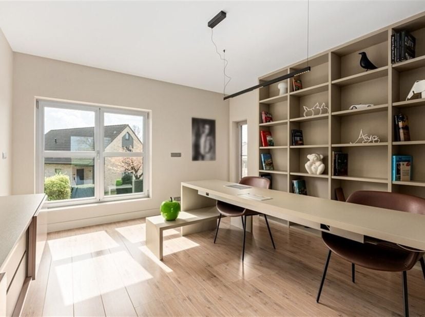 A la recherche d'une maison moderne et bien entretenue avec un esprit loft unique au coeur de Kruibeke, cette propriété est certainement faite pour vo