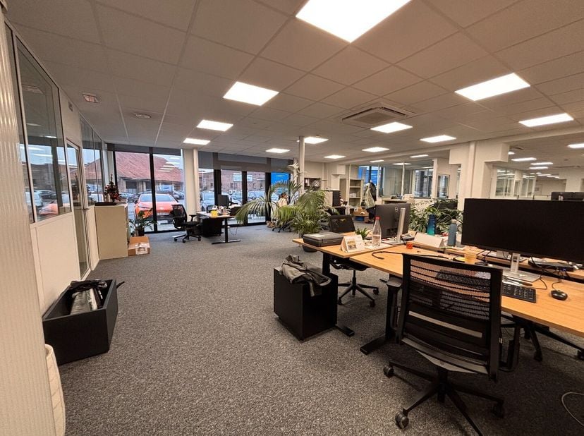 Dit gelijkvloers kantoor van 315 m² biedt een dynamische en functionele werkplek voor ondernemers en professionals.<br />
Deze perfecte werkruimte met