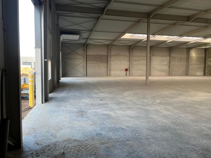 Modern magazijn van 1.400m² met 2 sectionaal poorten.<br />
Kenmerken :<br />
- casco oplevering<br />
- vrije hoogte 6m<br />
- 2 sectionaal poorten