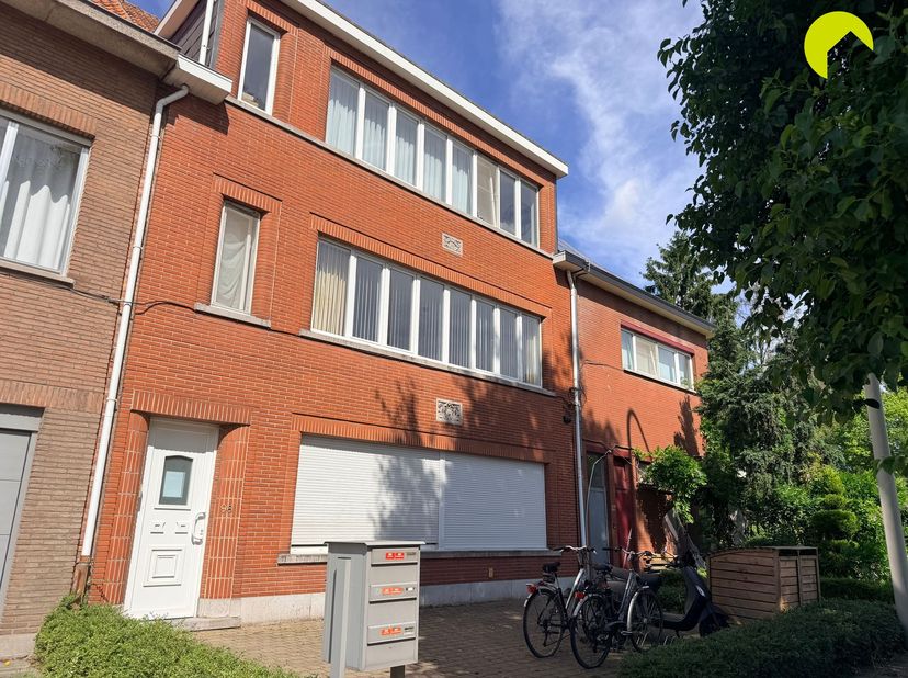 Tussen 2 stadskernen in vinden we dit lichtrijk appartement terug.<br />
Het pand is gelegen op korte afstand van het centrum van Edegem alsook dat v