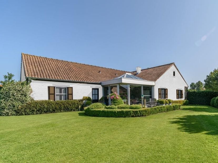 La maison a été récemment rénovée (cuisine et salle de bains) et rafraîchie. &amp;nbsp;Elle est entièrement de plain-pied et se compose comme suit : hall