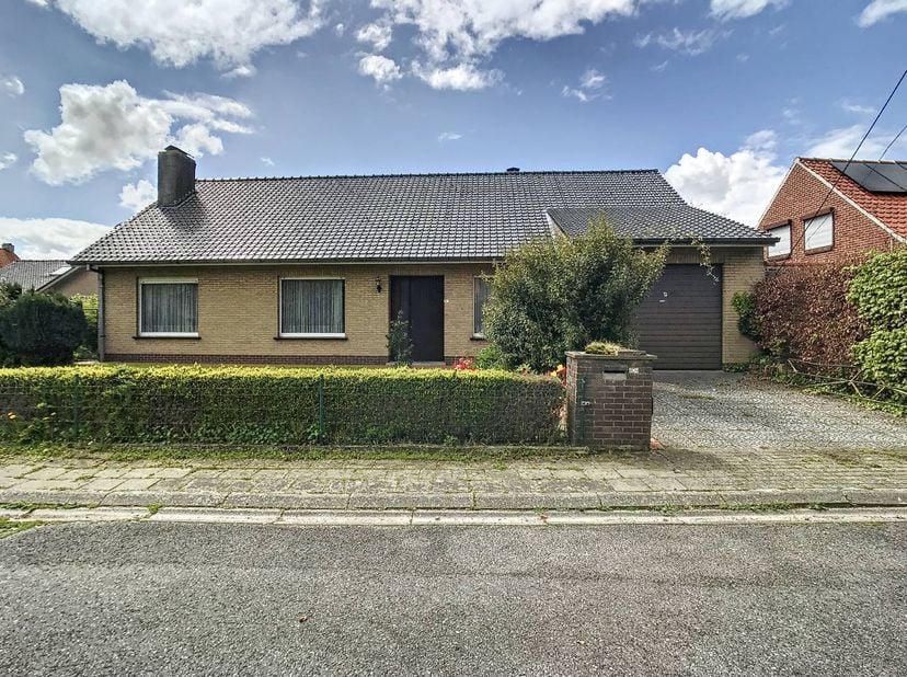 Ce bungalow dispose d'un grand jardin et de 2 chambres avec vue sur le jardin. La maison est située dans un quartier calme près du centre d'Ypres.<br
