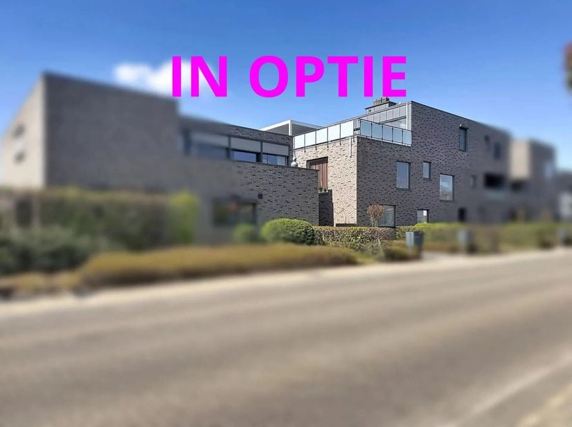 Dergelijke appartementen komen zelden op de markt  en wanneer ze verschijnen, zijn ze snel weg. Dit uitzonderlijk ruim appartement op de bovenste verd