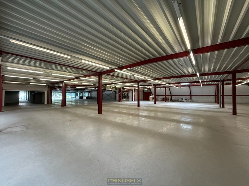 Prix en fonction du nombre de m² (négociable)<br />
<br />
Ce BÂTIMENT DE STOCKAGE moderne et facilement accessible offre DIVERS COMPARTIMENTS d'une s