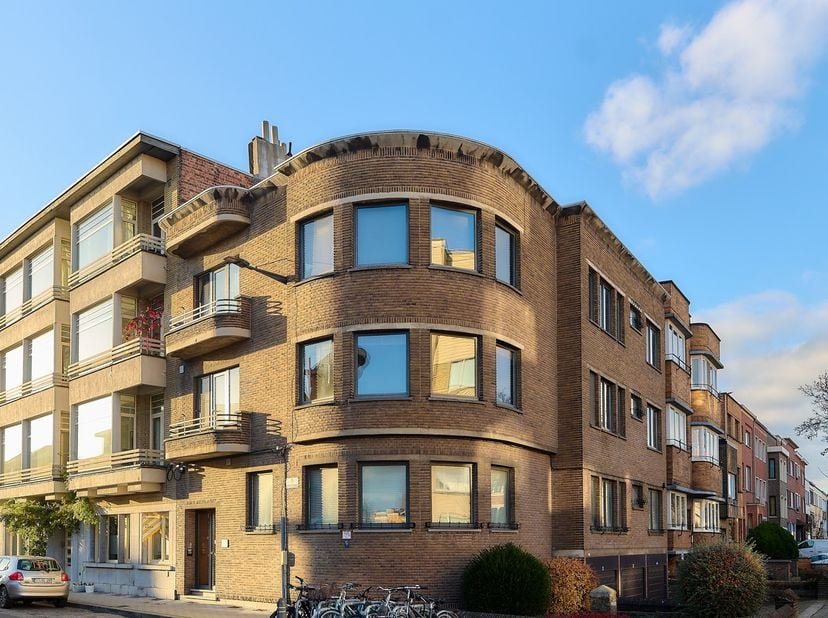 Dit appartement is gelegen op de tweede verdieping van een kleinschalige residentie met markante architectuur die slechts drie appartementen omvat, mi