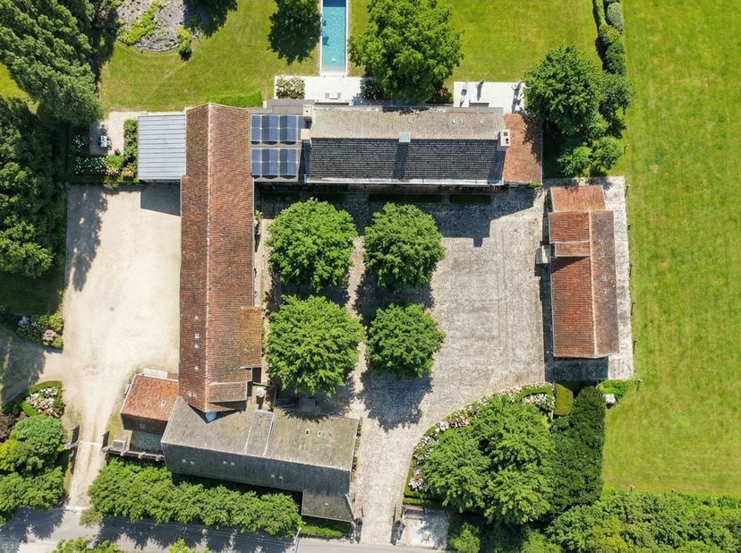 Bienvenue dans le monde enchanté de cette exceptionnelle ferme carrée restaurée. Cette magnifique propriété se compose d'une impressionnante demeure s