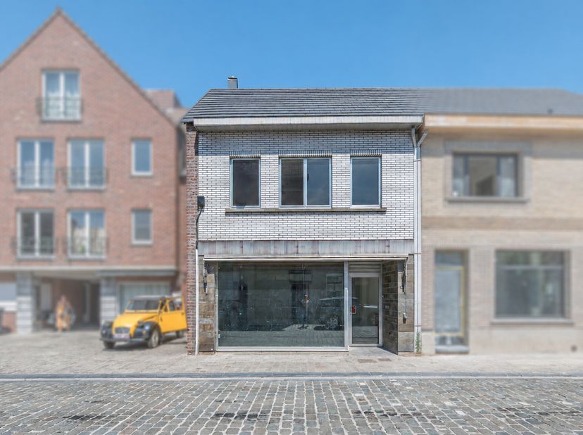 Bent u op zoek naar een woning met karakter die u volledig naar eigen smaak kunt afwerken? Dan biedt deze centraal gelegen woning in het hart van Sina