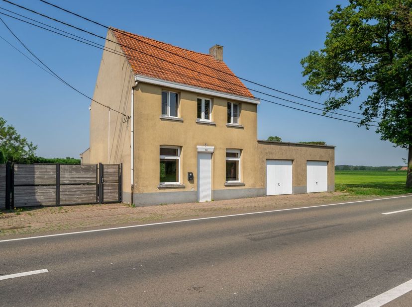 Verzorgde gezinswoning met 3 slaapkamers, dubbele garage, werkplaats en grote tuin met een prachtig vergezicht over weilanden<br />
<br />
We betred