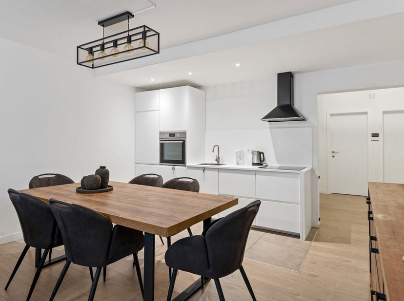In een aangename, groene woonwijk ontdek je dit prachtig instapklare, gelijkvloers appartement. Dit is een buurt waar je ten volle kan genieten van he