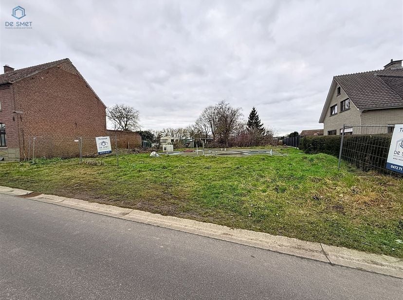 BOUWGROND MET VERGUNNING EN PLANNEN TE KOOP TE LIERDE.<br />
<br />
Bouwgrond voor halfopen bebouwing te koop in een rustige zijstraat te Lierde.<br /