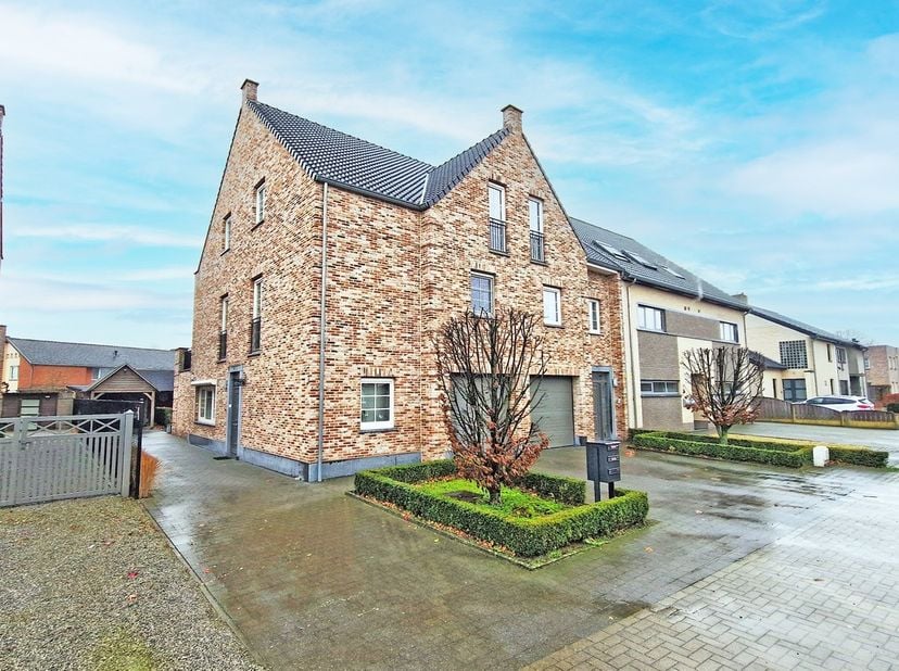 BIJKOMENDE FOTO'S VOLGEN<br />
<br />
Prachtig en hoogwaardig afgewerkt gelijkvloers appartement met drie volwaardige slaapkamers en een uitzonderlijk